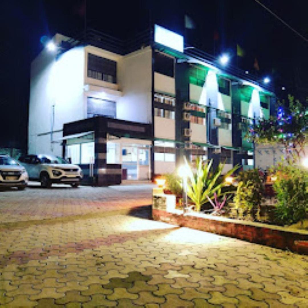 Hotel Parth Sitapur Muafi Luaran gambar