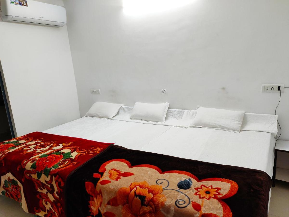 Hotel Parth Sitapur Muafi Luaran gambar