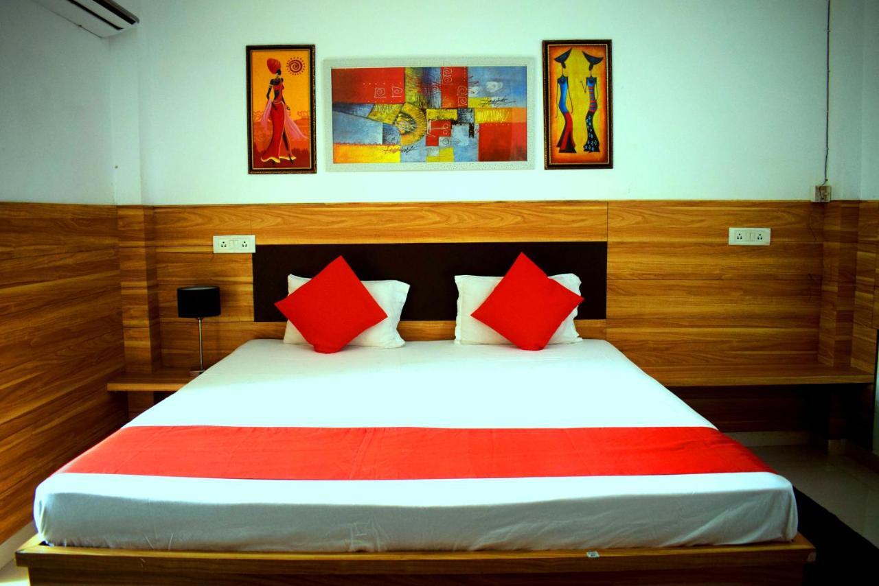 Hotel Parth Sitapur Muafi Luaran gambar