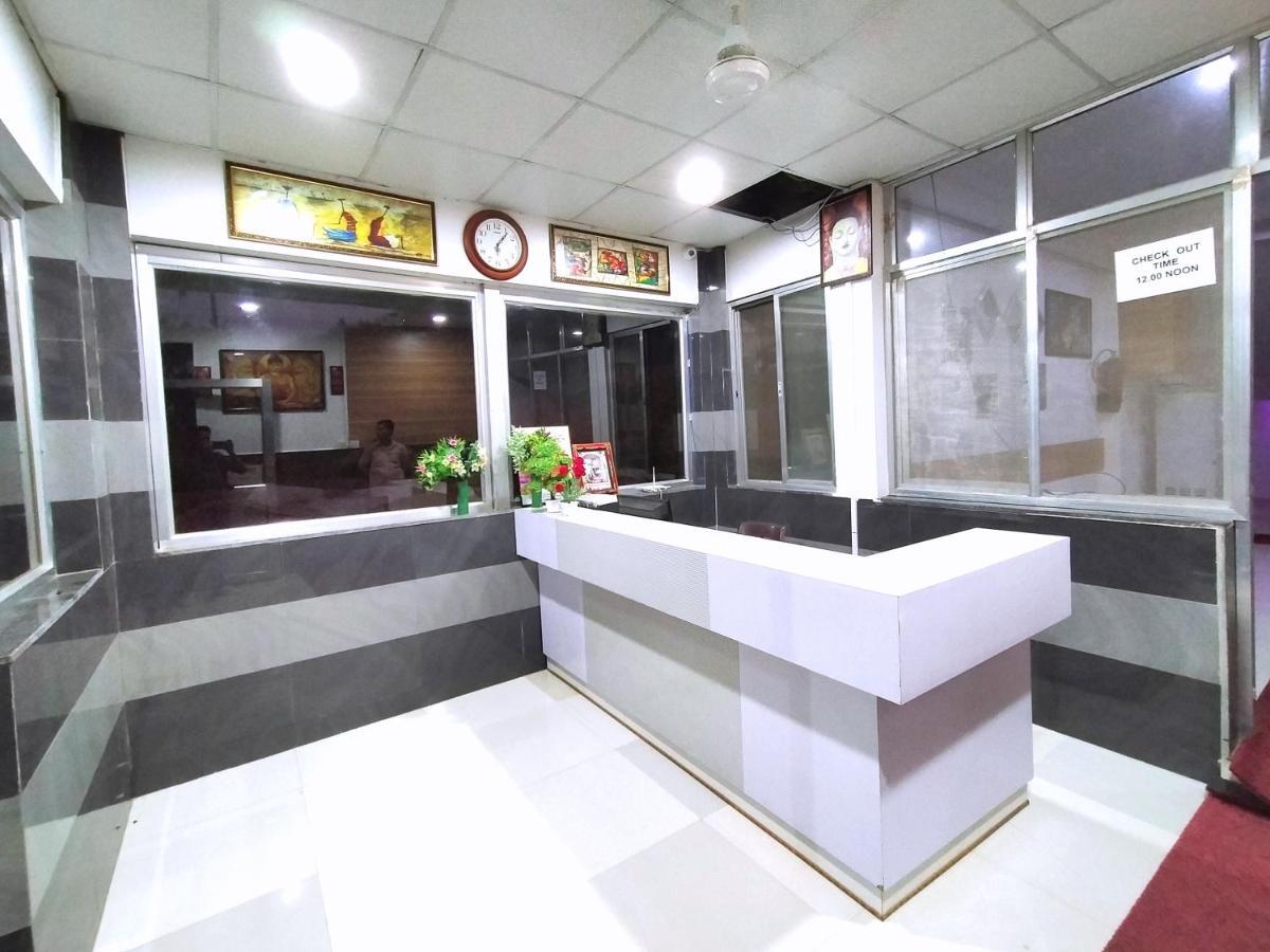 Hotel Parth Sitapur Muafi Luaran gambar