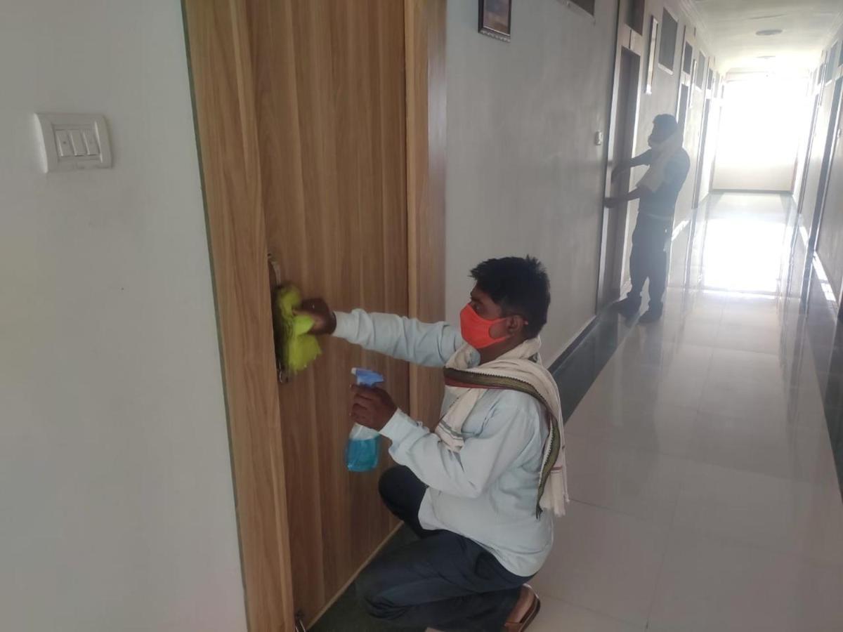 Hotel Parth Sitapur Muafi Luaran gambar